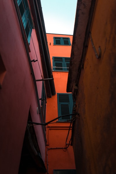 橙色混凝土建筑上的蓝色窗式空调
